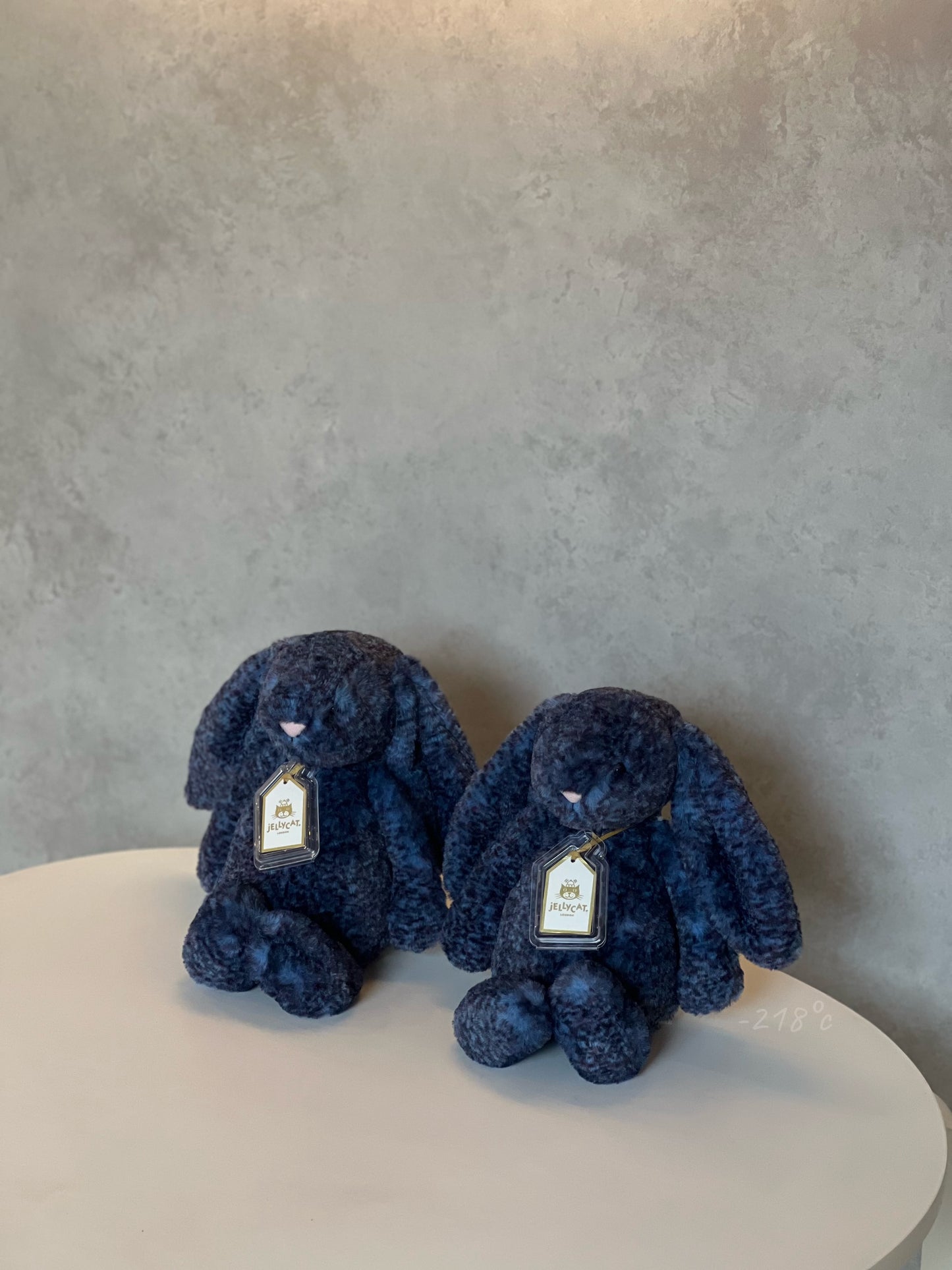 【現貨】
JELLYCAT Hopscone Luxe Bunny金標馬爾他藍玫瑰兔