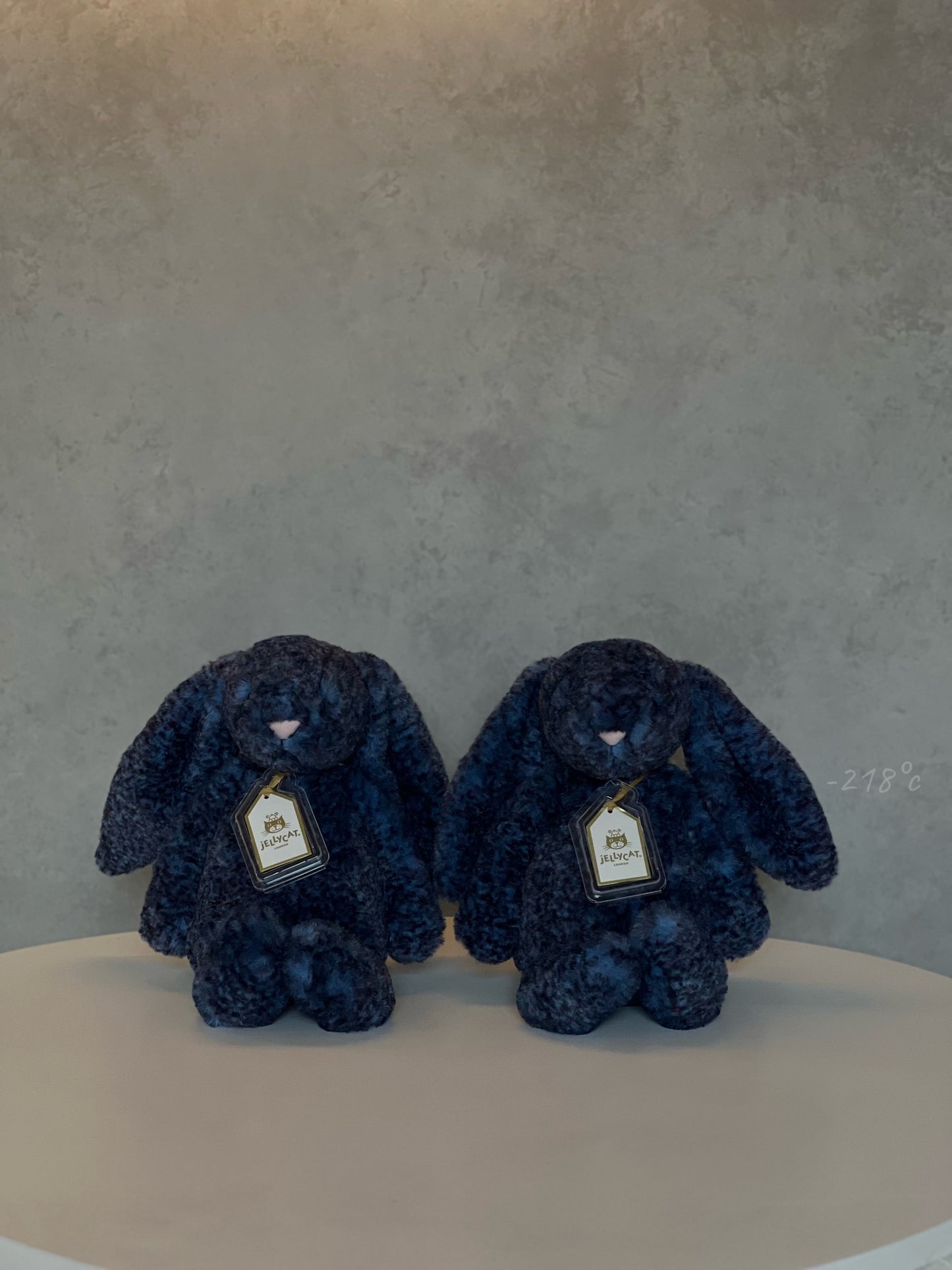 【現貨】
JELLYCAT Hopscone Luxe Bunny金標馬爾他藍玫瑰兔