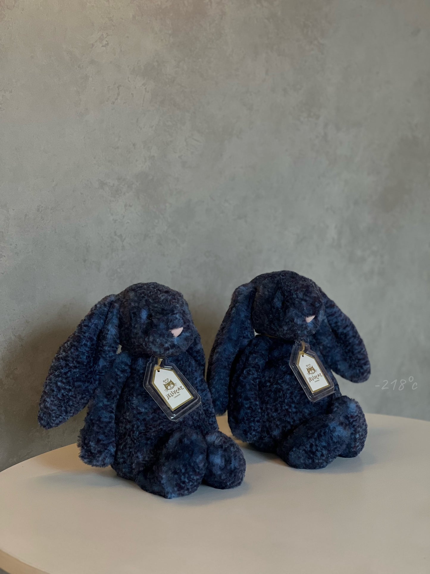 【現貨】
JELLYCAT Hopscone Luxe Bunny金標馬爾他藍玫瑰兔